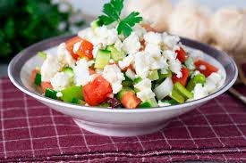 Beyaz Peynirli Akdeniz Salatası
